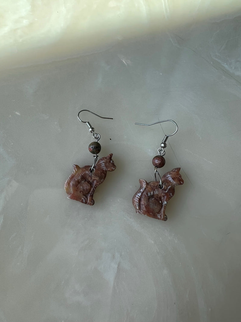 Vintage 90s Marble Stone Carved Cat Dangle Earrings