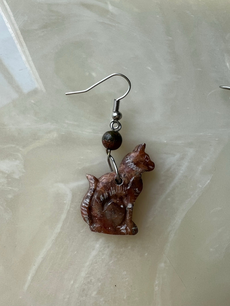 Vintage 90s Marble Stone Carved Cat Dangle Earrings