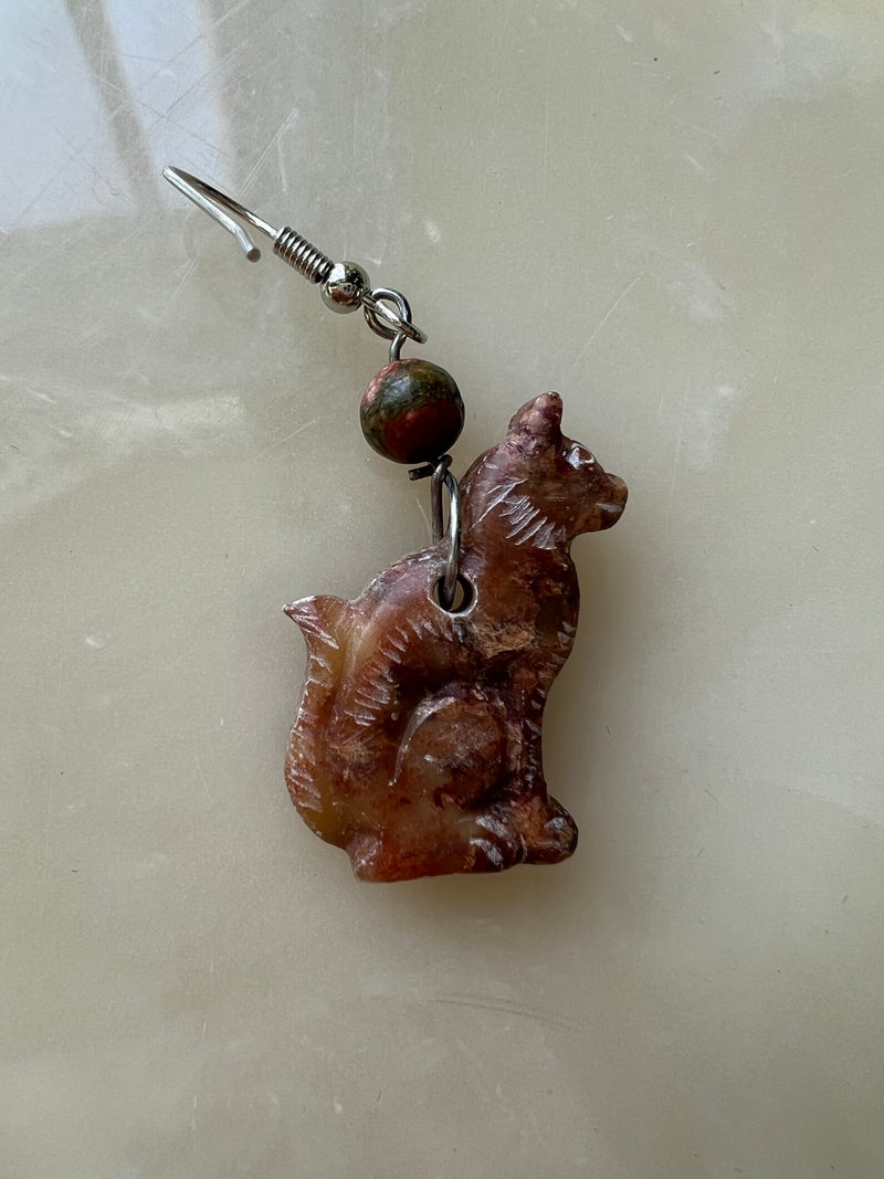 Vintage 90s Marble Stone Carved Cat Dangle Earrings