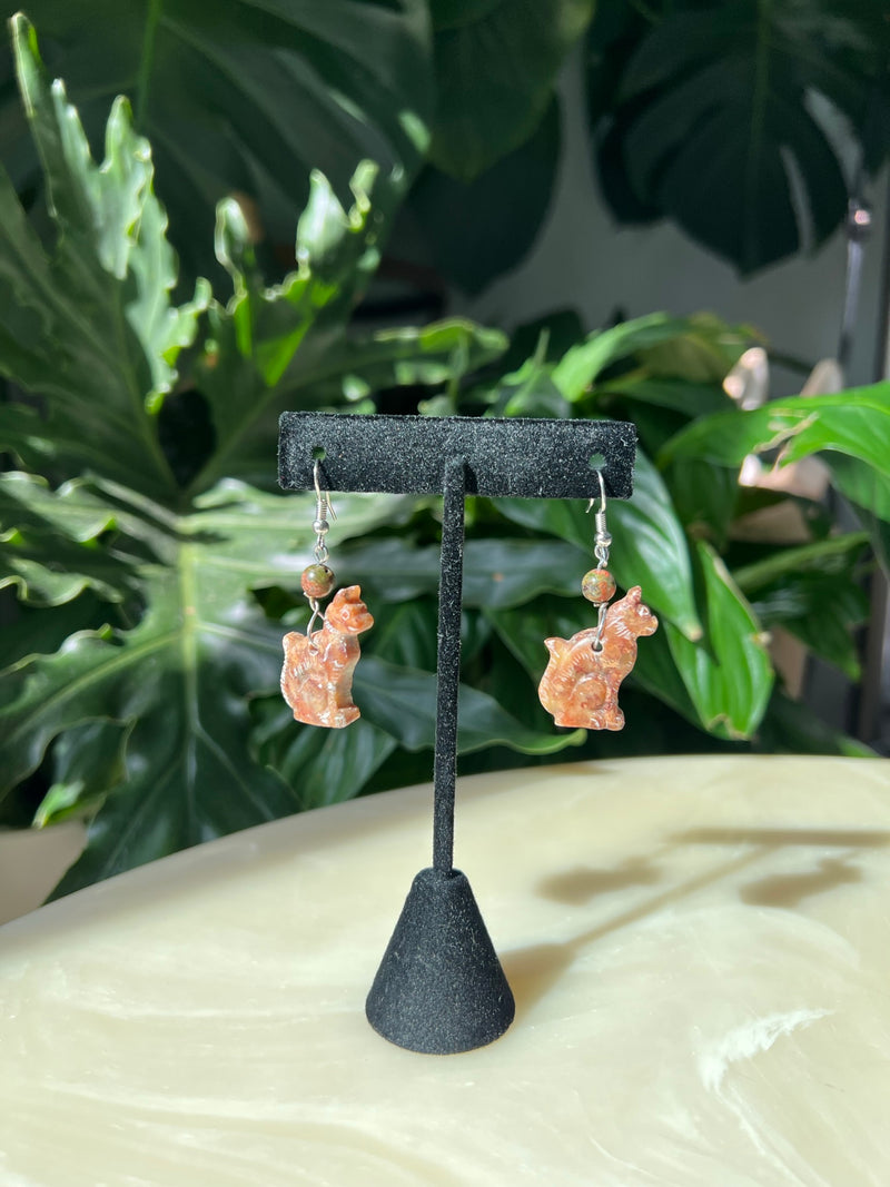 Vintage 90s Marble Stone Carved Cat Dangle Earrings